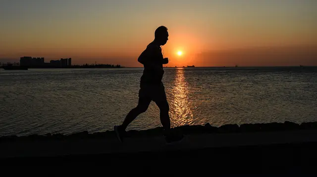 Seorang pria berlari di tepi laut di Haikou, Provinsi Hainan, China selatan, pada 15 Mei 2020. Berlari di malam hari menjadi olahraga yang populer di kalangan warga Haikou. (Xinhua/Pu Xiaoxu)