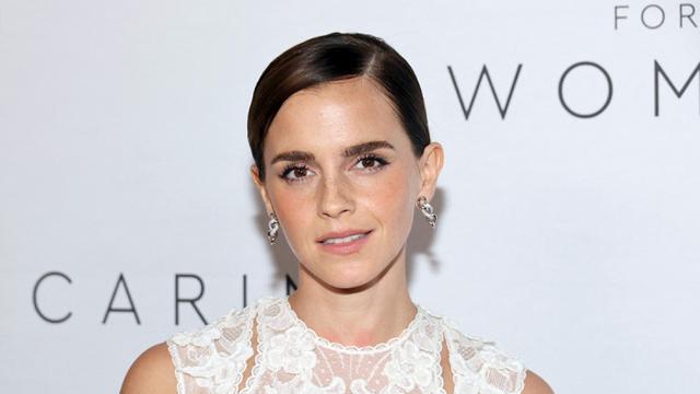Gaya Emma Watson Pakai Gaun Putih Tipis dengan Detail Renda Bunga