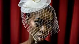 Seorang model bersiap untuk tampil dalam Africa Fashion Week di Lagos (3/6). Perhelatan fashion ini digelar pada tanggal 3 dan 4 Juni. (AFP Photo/Marco Longari)