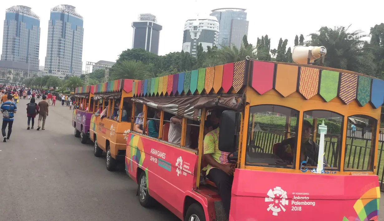 Sebuah mobil keliling melintasi kawasan Silang Monas, Jakarta, Sabtu (30/12). Kawasan Monas ramai pengunjung dan menjadi pilihan warga untuk menikmati libur akhir tahun yang bersamaan dengan masa libur sekolah. (Liputan6.com/Immanuel Antonius)