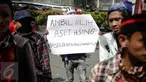 Massa yang Gerakan Mahasiswa Nasional Indonesia (GMNI) melakukan aksi bela Indonesia terkait Freeport di  Kantor PT. Freeport Indonesia, Jakarta, Jumat (24/2). (Liputan6.com/Faizal Fanani)