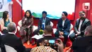 Menkominfo RI Johnny G. Plate (tengah), CEO GoTo Group Andre Soelistyo (kedua kanan), Head of Sustainability GoTo Tanah Sulliva (kiri) dan Perwakilan Mitra Usaha GoTo dalam sesi diskusi kedua di Paviliun Indonesia: Deepening Digital Growth in The New Economic Landscape di Davos, Swiss (26/05/2022). (Liputan6.com/HO/GoTo)