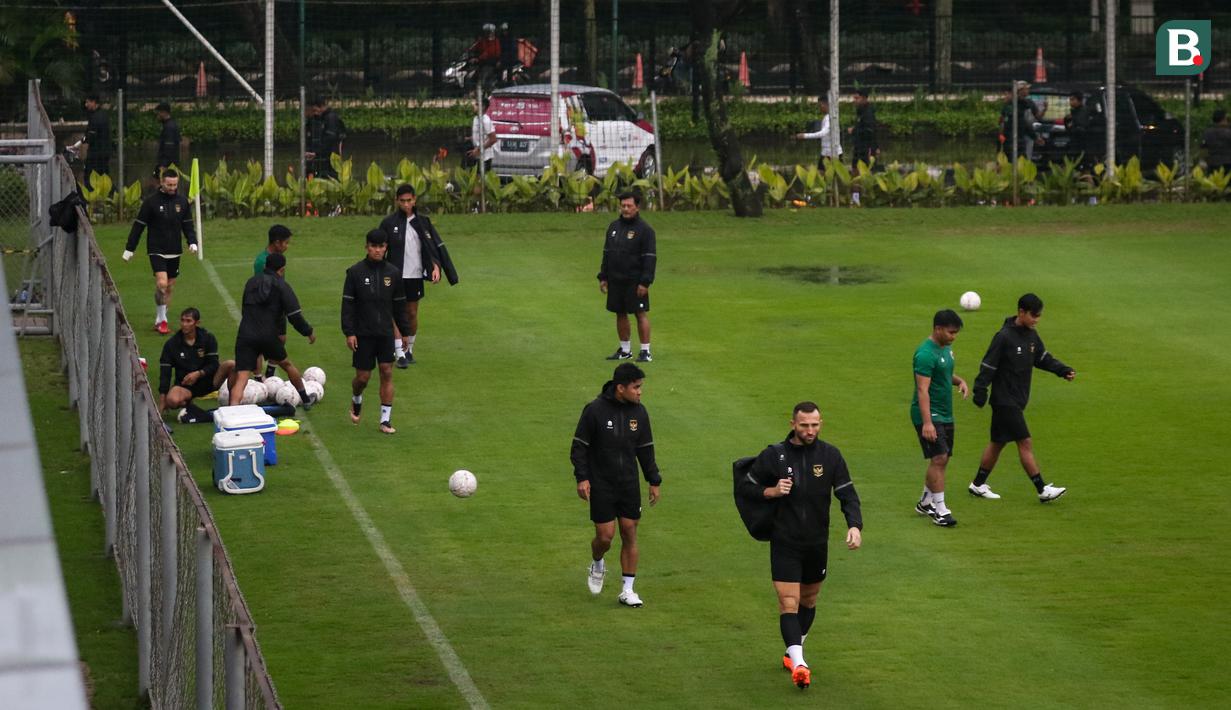 Pemain Timnas Indonesia kembali mendatangi tempat latihan untuk persiapan menjelang laga leg pertama semifinal Piala AFF 2022 menghadapi Vietnam di Lapangan A, Kompleks Gelora Bung Karno, Jakarta, Rabu (04/01/2023). (Bola.com/Bagaskara Lazuardi)