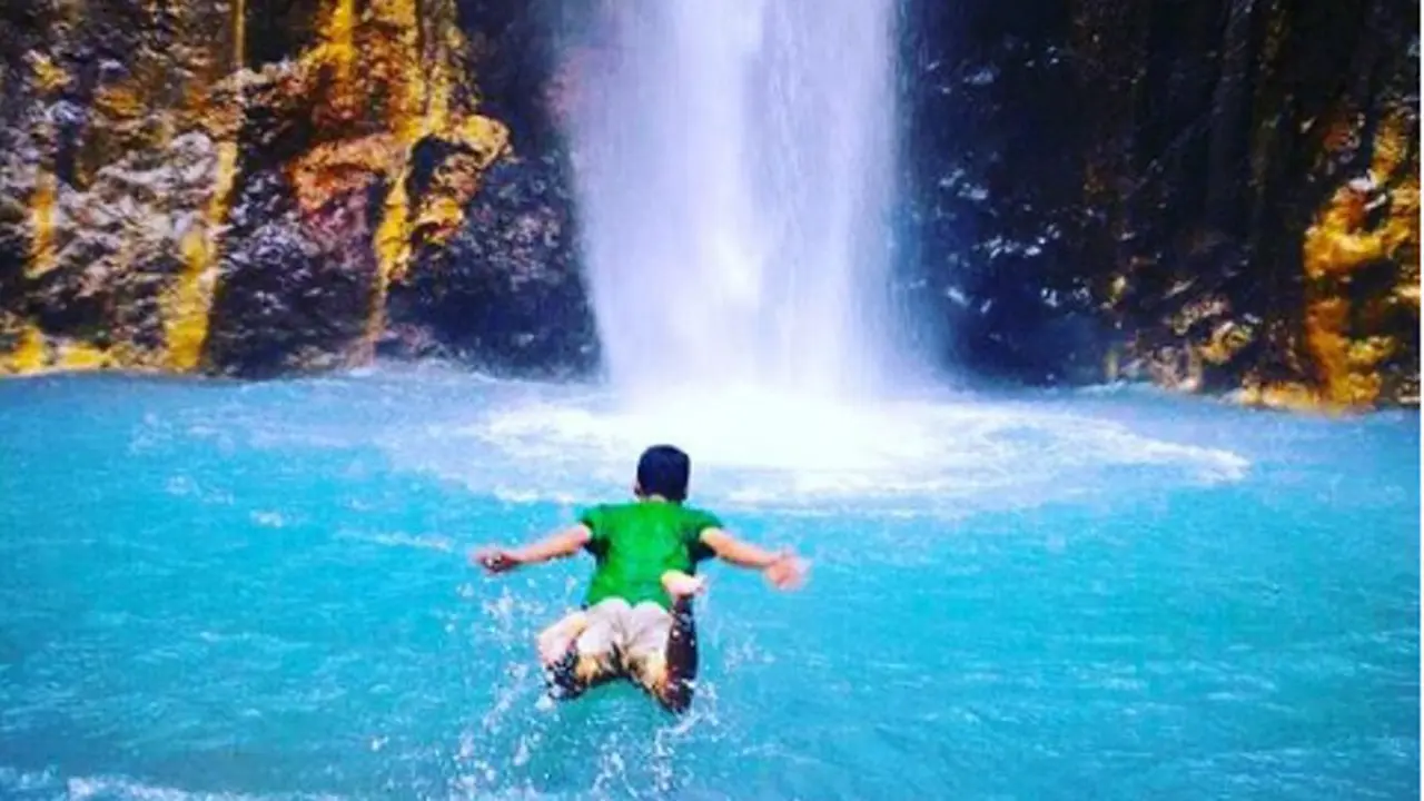 Sebelum Longsor, Beginilah Kemolekan Air Terjun Dua Warna 