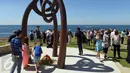 Warga meletakkan karangan bunga dalam peringatan 13 tahun tragedi Bom Bali I di Sydney Coogee Beach, Australia, Senin (12/10/2015). Australia melepas 88 merpati untuk mengenang para korban. (AFP/William West)