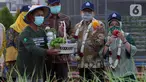 Menteri Desa PDT dan Transmigrasi, Abdul Halim Iskandar menunjukkan hasil pertanian di Edu Park Semen Gresik, Rembang (17/9/2021). Edupark yang merupakan anak usaha dari PT Semen Indonesia Tbk (SIG) ini dikelola oleh Badan Usaha Milik Desa (BUMDes) Mbangun Deso (Liputan6.com/HO/Wening PDT)