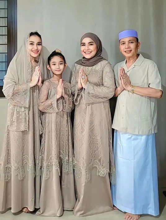 Model Baju Lebaran 2023 Keluarga Artis Favorit Versi Nagita Slavina-Ayu ...
