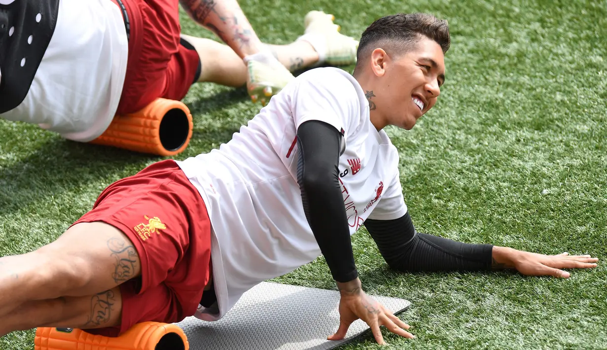 Penyerang Liverpool asal Brasil Roberto Firmino melakukan pemanasan saat sesi pelatihan di stadion Anfield, Inggris (21/5). Final Liga Champions antara Liverpool dan Real Madrid akan berlangsung di Stadion NSC Olimpiyskiy di Kiev. (AFP Photo/Paul Ellis)