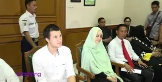 Sidang perceraian antara Stuart Collin dan Risty Tagor masih terus berjalan di Pengadilan Agama Jakarta Selatan. Dikarenakan Stuart sedang mengalami musibah, maka dirinya tidak bisa hadir dan membawa bukti, sehingga persidangan ditunda selama satu mi...