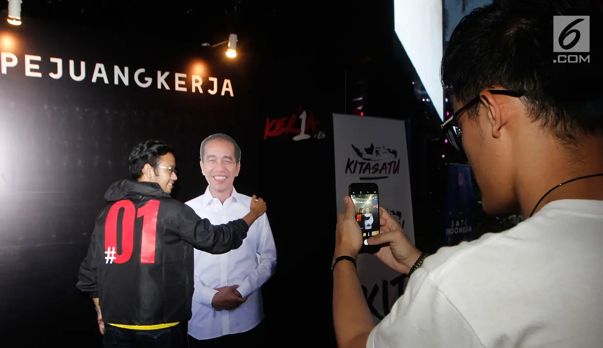 Relawan millenial foto booth pada acara nobar Debat Kedua Capres di Kemang Village, Jakarta, Minggu (17/2). Nobar mengusung "Minggu Seru : Milih Itu Keren?” merangkul suara pemilih yang masih ragu (swing voters) untuk tidak golput. (Liputan6.com/HO/Dodi)