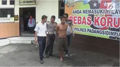 Seorang kurir narkoba diamuk massa karena melempar yang dikira berisi bom.