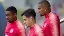 Pemain Barcelona, Malcom Oliveira, Philippe Coutinho dan Kevin-Prince Boateng saat latihan jelang laga Liga Champions di Barcelona, Senin (16/4). Barcelona akan berhadapan dengan Manchester United. (AP/Joan Monfort)