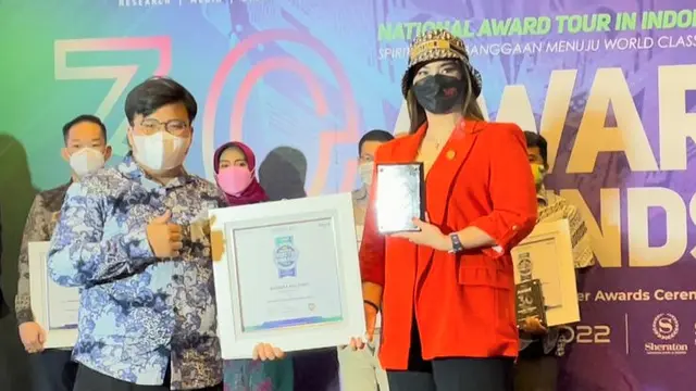 Shyalimar Malik saat menerima penghargaan di Acara Indonesian Award Magazine 3.0 (ist)
