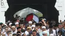 Pelayat mengangkat keranda jenazah tokoh PBNU KH Hasyim Muzadi jelang pemakaman di Ponpes Al-Hikam, Kukusan, Beji, Depok, Kamis (16/3). KH Hasyim Muzadi pernah menjabat sebagai ketua PBNU 1999 – 2010. (Liputan6.com/Immanuel Antonius)