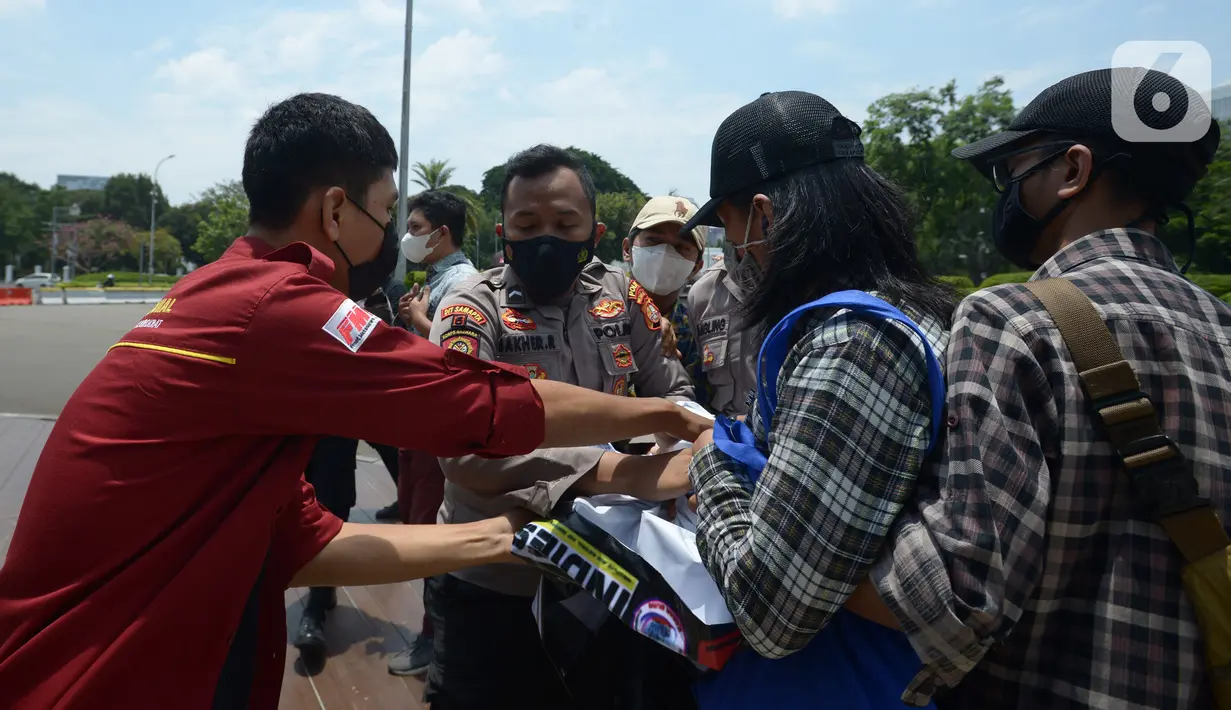 Polisi membubarkan paksa peserta aksi tolak monopoli tanah dan pangan di depan Gedung Istana Negara, Jakarta, Kamis (23/9/2021). Aksi memperingati Hari Tani Nasional 2021 dan merespons KTT UN-FSS yang membahas sistem pangan itu berakhir ricuh dan dibubarkan paksa polisi. (merdeka.com/Imam Buhori)