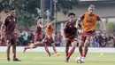 Pemain Persija Jakarta, Bruno Matos, menggiring bola saat latihan di Lapangan Aldiron, Jakarta, Senin (7/1). Sebanyak 29 pemain sudah bergabung dalam latihan perdana tersebut. (Bola.com/M Iqbal Ichsan)