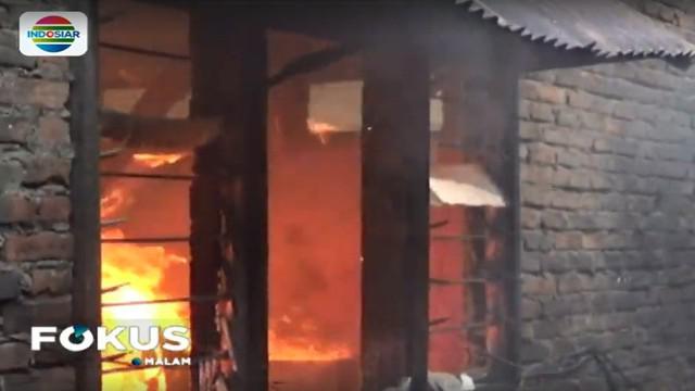 Menurut saksi sumber api berasal dari ledakan tabung gas elpiji yang bocor.