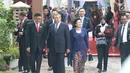 Presiden ke-6 RI Susilo Bambang Yudhoyono (SBY) bersama istrinya Ani Yudhoyono dan anaknya Edhie Baskoro Yudhoyono (Ibas) saat menghadiri prosesi pernikahan  Kahiyang Ayu-Bobby Nasution di Graha Saba, Surakarta, Rabu (8/11). (Liputan6.com/Angga Yuniar)
