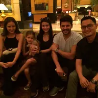 Setelah melalui perjalanan panjang dari Turki, empat pemain Elif pun  mengisi perut mereka dengan menyantap makan malam. (Fathan Rangkuti/Bintang.com)