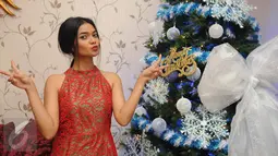 Citra Scholastika berpose dekat Pohon Natal saat ditemui dikediamannya, Jakarta, Jumat (25/12/2015). Citra menggelar open house saat Natal di kediamannya. (Liputan6.com/Herman Zakharia)