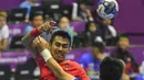 Pemain bola tangan putra Indonesia, Moch Pasha Nurfauzan (kiri) dihadang pemain Chinese Taipei, Enchieh Pan (18) dalam babak utama grup 3, Asian Games 2018 di GOR Popki, Cibubur, Jumat (24/8). Indonesia kalah 19-37 (ANTARA FOTO/INASGOC/Fulli Syafi/mes/18)