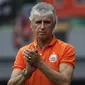 Pelatih Persija Jakarta, Ivan Kolev, memberikan instruksi kepada pemainnya saat melawan 757 Kepri Jaya pada laga Piala Indonesia di Stadion Patriot Bekasi, Jawa Barat, Rabu (23/1). Persija menang 8-2 atas Kepri. (Bola.com/Yoppy Renato)