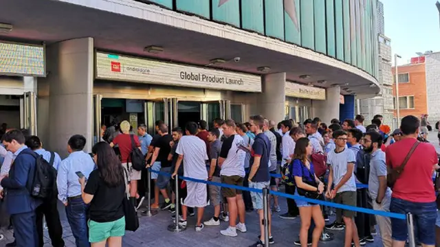 Suasana antrean jelang peluncuran Xioami Mi A2 di WiZink Center, Madrid, Spanyol. Liputan6.com/Yuslianson