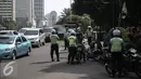 Suasana petugas saat operasi patuh jaya dikawasan Thamrin, Jakarta, Selasa (24/5/2016). Selama Operasi Patuh Jaya 2016, Ditlantas Polda Metro Jaya mencatat terjadi 38.622 pelanggar lalu lintas. (Liputan6.com/Faizal Fanani)