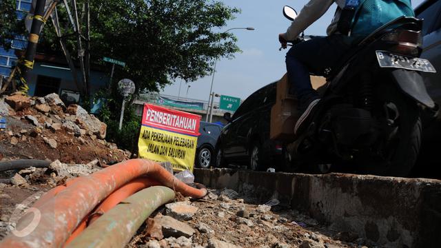 20160901-Semrawutnya Instalasi Kabel di Ruang Utilitas Jalan TB Simatupang-Jakarta