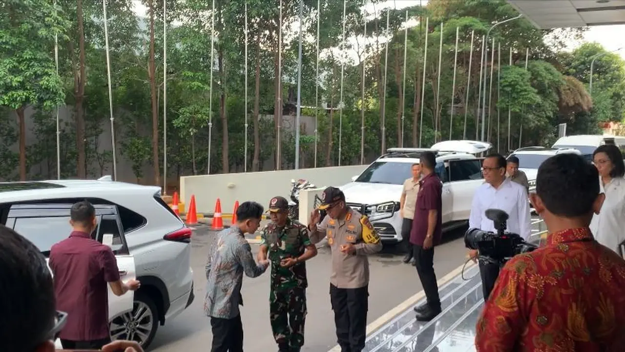Wakil Presiden Gibran Rakabuming Raka melangsungkan rapat di Graha Badan Nasional Penanggulangan Bencana (BNPB) guna membahas bencana alam erupsi Gunung Lewotobi Laki-laki.
