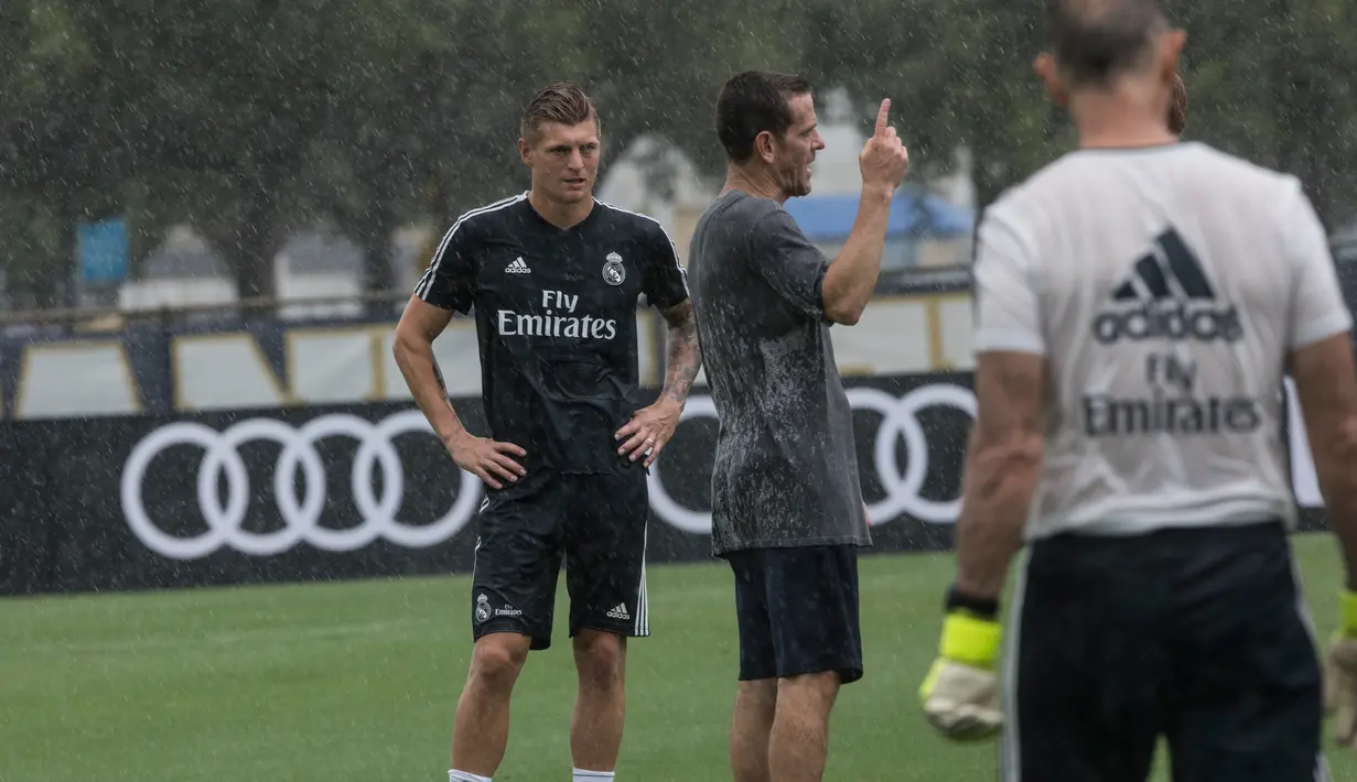 Gelandang Real Madrid, Toni Kroos mengikuti sesi latihan tim di Florida International University di Miami, Florida, (29/7). Madrid akan bertanding melawan Manchester United di International Champions Cup pada hari Selasa di Miami. (AP Photo/Ellis Rua)