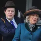 Camilla dan putranya, Tom Parker Bowles saat menyaksikan aksi di hari kedua Festival Pacuan Kuda Cheltenham di Gloucestershire, Inggris bagian barat, pada 14 Maret 2012. (ANDREW YATES / AFP)