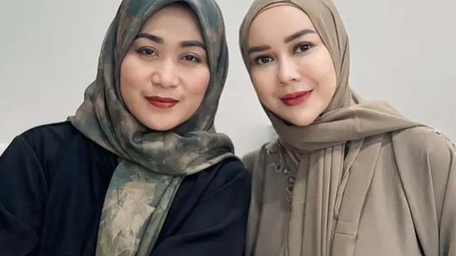 Potret Aura Kasih Tampil Berhijab (credit: instagram/aurakasih).