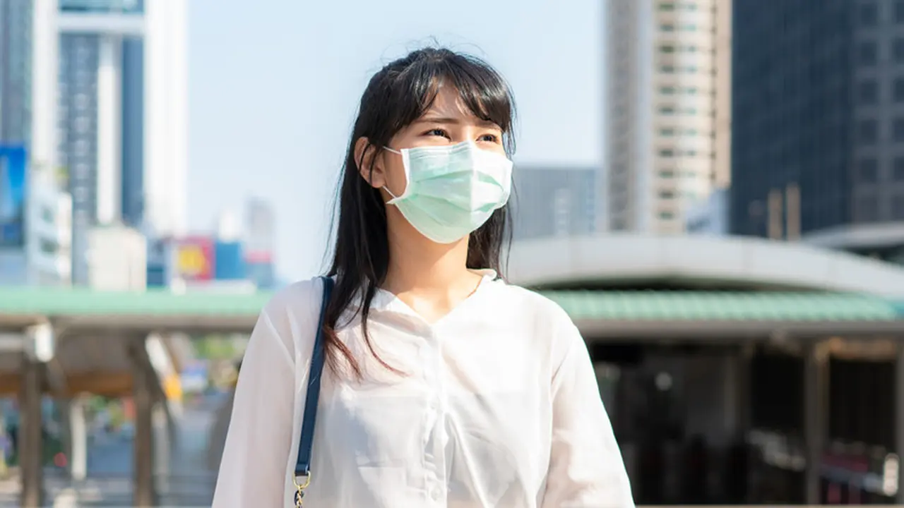 pekerja perempuan memakai masker