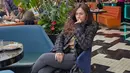Wulan Guritno memilih liburan ke London bersama anak-anaknya. Saat liburan tersebut, Wulan Guritno mengenakan coat hitam kotak-kotak dipadukan inner knit coklat dan bawahan celana denim hitam. [@wulanguritno]