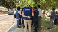 Tim pimpinan Indonesia memberikan bantuan untuk korban gempa Myanmar. (Dokumentasi Kemlu RI)