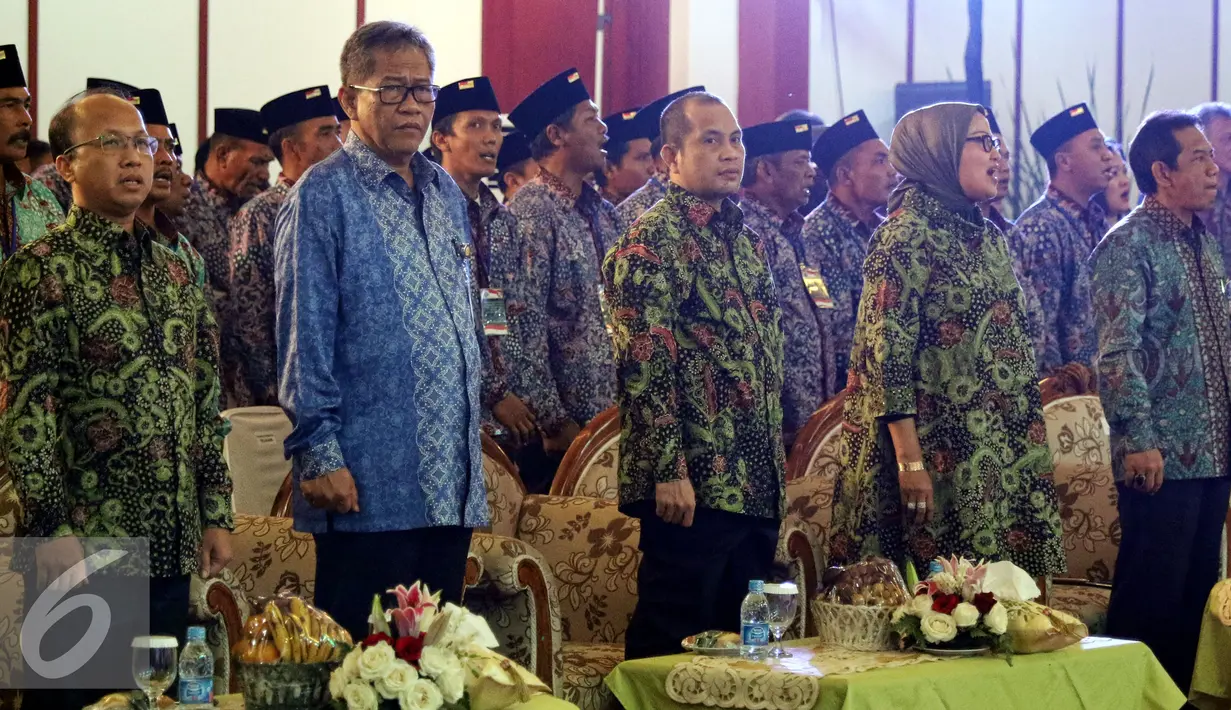 Menteri Desa PDT dan Transmigrasi Marwan Jafar (tengah) saat menghadiri MoU dengan BRI dan Bulog, Jakarta, Kamis (13/8/2015). Kerjasama ini untuk mempercepat pembangunan pedesaan dan daerah tertinggal. (Liputan6.com/Yoppy Renato)
