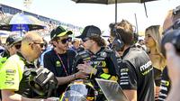 Valentino Rossi memberikan semangat kepada pembalap Mooney VR46, Marco Bezzecchi jelang balapan MotoGP Spanyol 2023. (Mooney VR46)