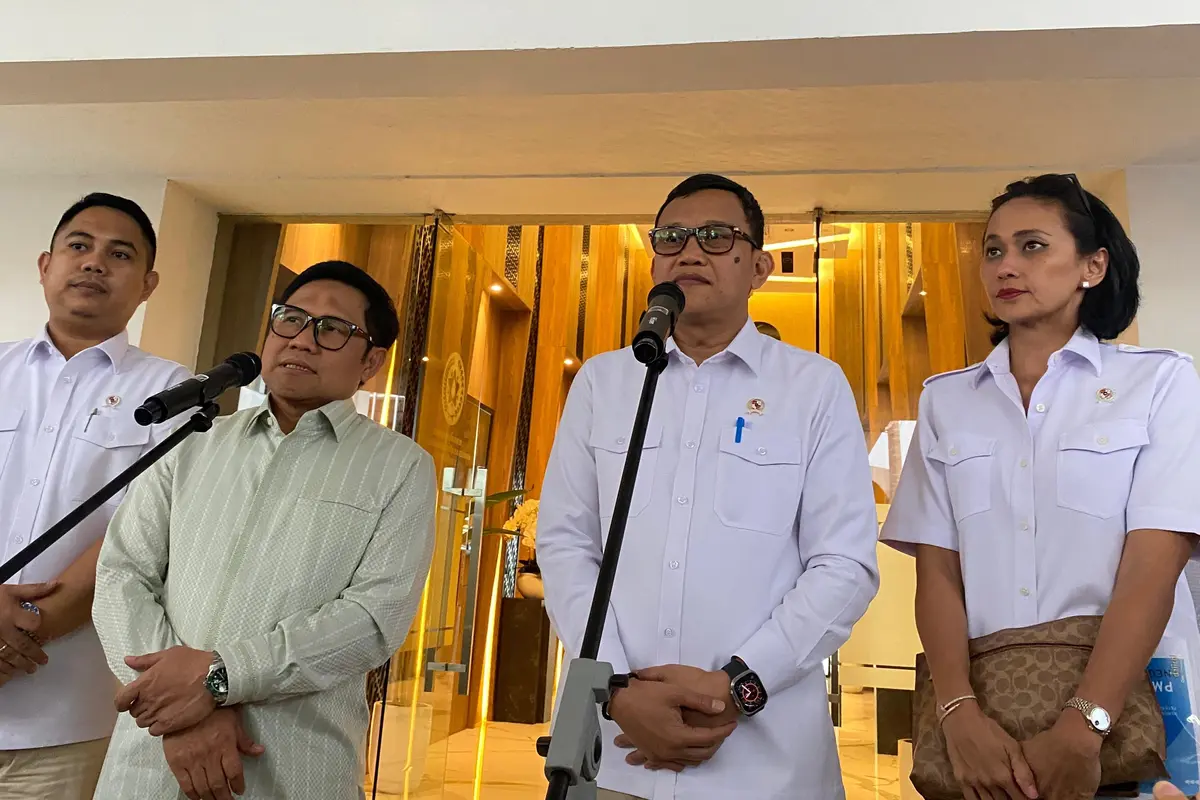 Menteri Pelindungan Pekerja Migran Indonesia (PPMI) Abdul Kadir Karding bersama Menko Pemberdayaan Masyarakat Muhaimin Iskandar di Jakarta.