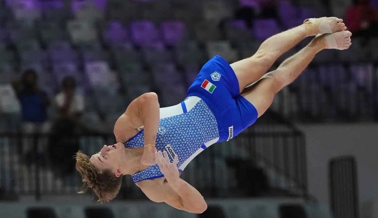 Tommaso Brugnami dari Italia berkompetisi dalam cabang senam lantai pada Kejuaraan Senam Artistik Dunia di Jakarta, Minggu 19 Oktober 2025. (AP Photo/Achmad Ibrahim)