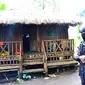 Salah satu personel Densus 88 Antiteror menjaga di lokasi penangkapan terduga teroris di Kabupaten Malang, Jawa Timur. (Zainul Arifin/Liputan6.com)