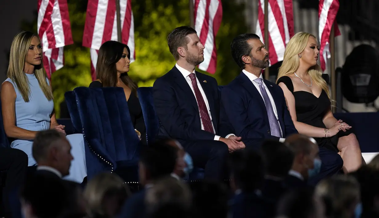Lara Trump, Kimberly Guilfoyle, Eric Trump, Donald Trump Jr. dan Tiffany Trump menunggu Presiden Amerika Serikat Donald Trump menyampaikan pidato pada hari keempat Konvensi Nasional Partai Republik di Gedung Putih, Washington DC, Amerika Serikat, Kamis (27/8/2020). (AP Photo/Evan Vucci)