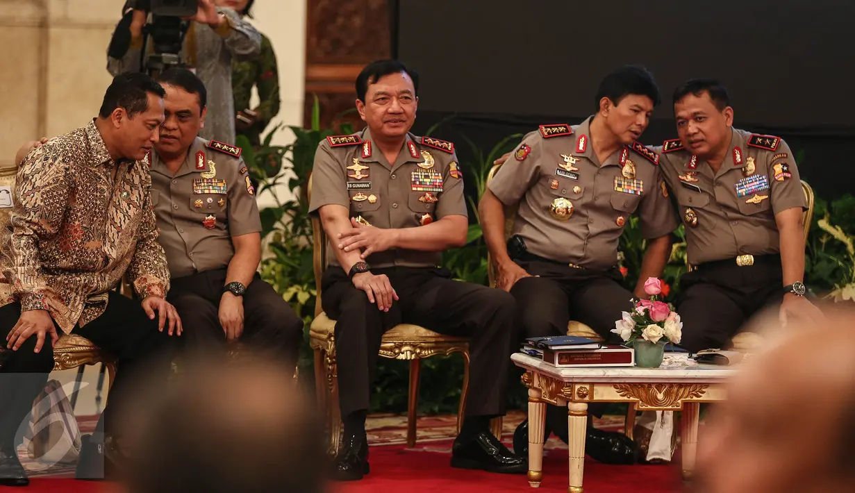 Kepala BNN Komjen Budi Waseso dan jajaran Polri hadir dalam pengarahan Presiden Jokowi di Istana Negara, Jakarta, Selasa (18/7). Pengarahan diberikan kepada Kapolda dan kepala kejaksaan tinggi (Kajati) se-Indonesia. (Liputan6.com/Faizal Fanani)