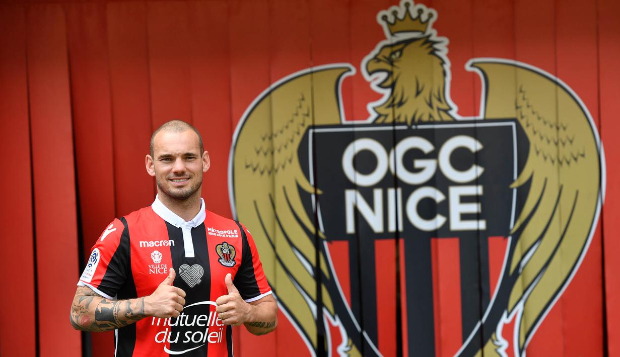 Gelandang asal Belanda, Wesley Sneijder, diperkenalkan sebagai pemain baru Nice di Stadion Allianz Riviera, Nice, Selasa (9/8/2017). Dirinya didatangkan secara gratis dari klub Turki, Galatasaray. (AFP/Yann Coatsaliou)