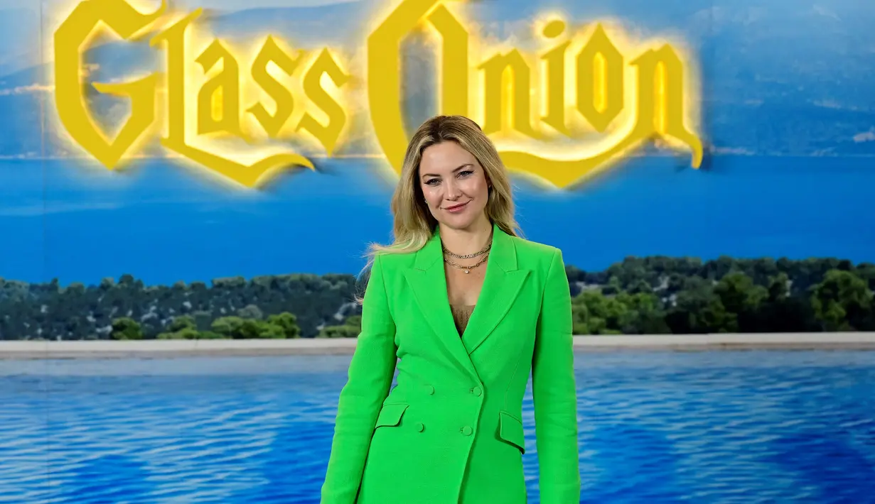 Kate Hudson berpose selama sesi pemotretan untuk pemutaran perdana film "Glass Onion: a knife out misteri" di Madrid, pada 19 Oktober 2022. Ia memadukan penampilannya dengan kalung berlapis emas. (AFP/Javier Soriano)