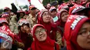 Sejumlah THL TBPP menangis saat unjuk rasa di depan Istana Merdeka, Jakarta, Rabu (7/9). Mereka meminta pemerintah mengangkat 19.156 orang THL-TBPP menjadi pegawai aparatur negara (ASN) serta PNS tanpa batasan usia. (Liputan6.com/Faizal Fanani)