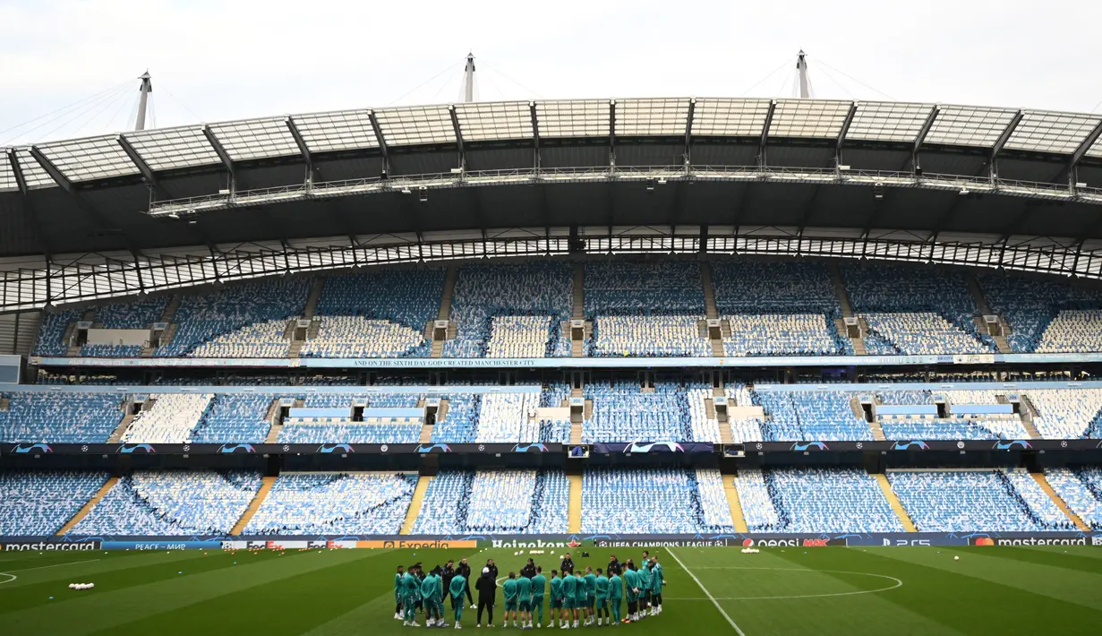 <p>Para pemain Madrid berbicara menjelang sesi latihan tim di Stadion Etihad di Manchester, barat laut Inggris, pada 25 April 2022. Real Madrid akan bertanding melawan Manchester City pada leg pertama semifinal Liga Champions. (AFP/Oli Scarff)</p>