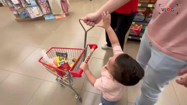 Ukkasya belanja di supermarket. (Foto: YouTube/The Sungkars)