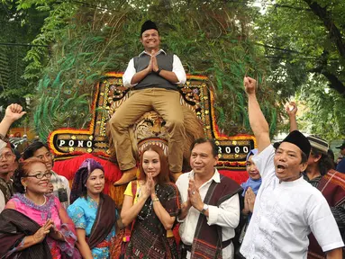 Pengusaha Muhamad Idrus menaiki Reog Ponorogo sambil didampingi sejumlah pendukungnya di Kantor DPD PDIP DKI Jakarta, (20/4). Muhamad Idrus mengusung tagline 'Jakarta Keren'. (Liputan6.com/Gempur M Surya)