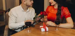 Kencan romantis tidak harus mahal, mulai dari piknik sore hingga menikmati kopi bersama, ada banyak ide date night estetik yang bisa dicoba pasangan muda tanpa menguras dompet. (Foto/Dok: Magnific)